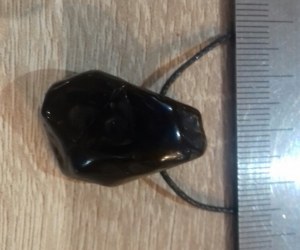 Spinelle noir percé avec cordon en coton